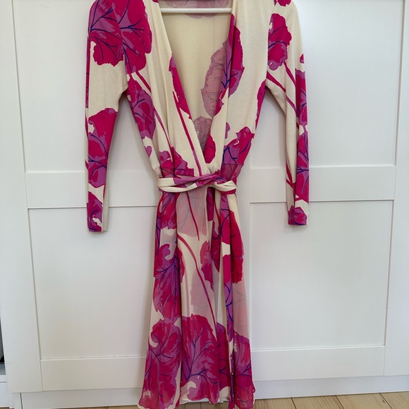 Diane Von Furstenberg Iconic Floral Wrap Dress in 00 - Picture 2 of 6
